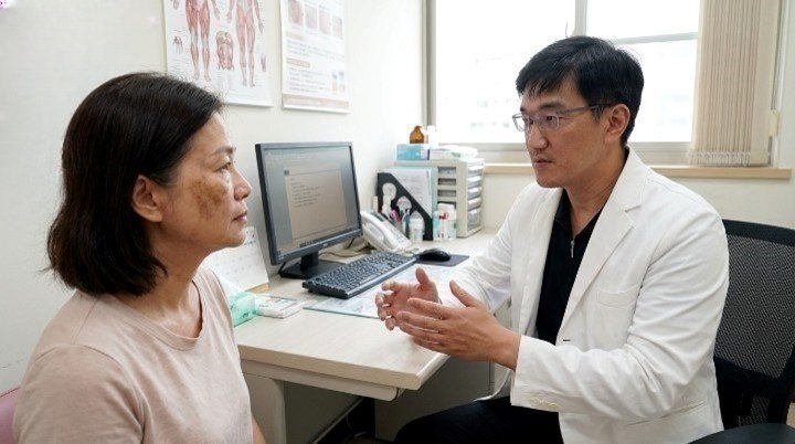 專業醫師正在進行色素沉澱治療諮詢 診間說明黑色素與色素沉澱治療原理 展示穩定皮膚狀態與色素沉澱治療順序