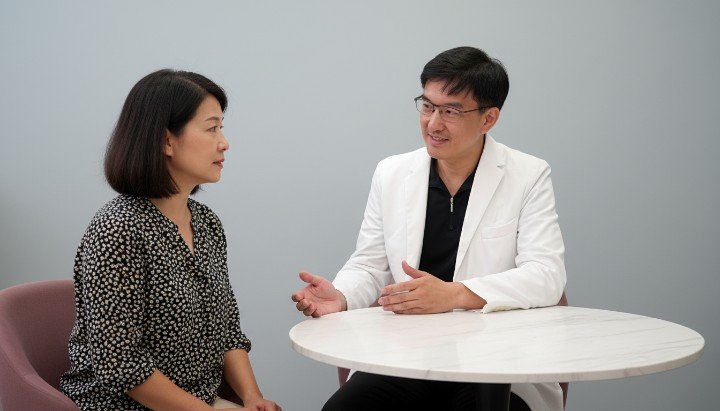 專業醫師正為愛美女性解釋抗老基因檢測數據 透過抗老基因檢測分析皮膚膠原蛋白合成能力 萊攸診所提供結合抗老基因檢測的個人化療程