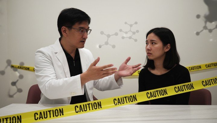 醫師於診間進行痘痘復發原因全面評估 患者臉部常見的痤瘡痘痘復發原因示意 預防痘痘復發原因的正確清潔與保養法