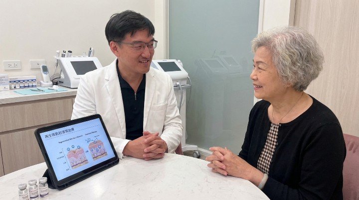 吳紹琥醫師於診間說明外泌體醫美再生技術 顯微鏡下的高純度外泌體醫美細胞修復訊號 患者接受外泌體醫美療程後的肌膚修復對比 法瑞診所專業團隊進行外泌體醫美科學養膚